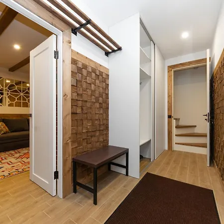 Freeman - цілий триповерховий будинок з альтанкою та грилем для 10гостей Chalet Bukovel