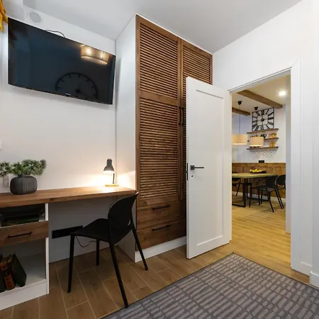 Freeman - цілий триповерховий будинок з альтанкою та грилем для 10гостей Chalet *