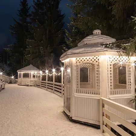 Freeman - цілий триповерховий будинок з альтанкою та грилем для 10гостей Chalet