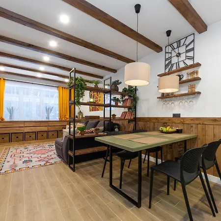 Freeman - цілий триповерховий будинок з альтанкою та грилем для 10гостей Alpstuga *