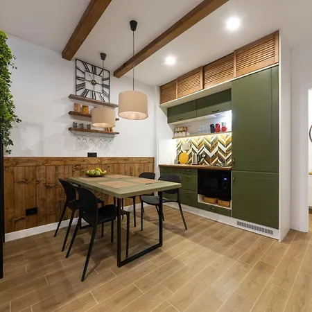 Alpstuga Freeman - цілий триповерховий будинок з альтанкою та грилем для 10гостей *