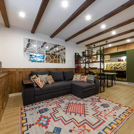 Freeman - цілий триповерховий будинок з альтанкою та грилем для 10гостей