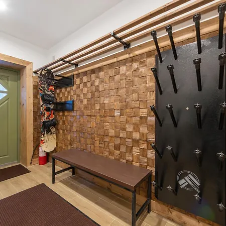 Alpstuga Freeman-3 весь триповерховий для 10гостей Bukovel